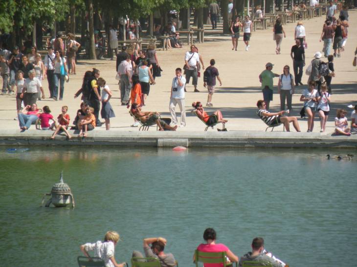  tenues légères dans un jardin parisien